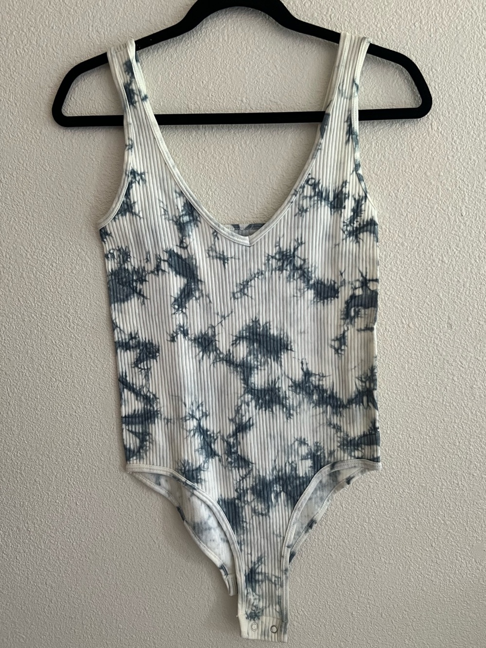 Aura White and Blue Tie-Dye Ribbed V-Neck Bodysuit